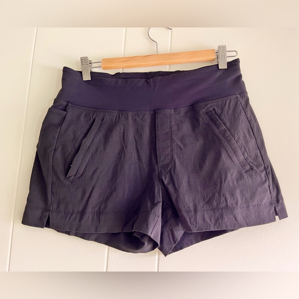 Women’s Athleta Trekkie North shorts - size 4, black